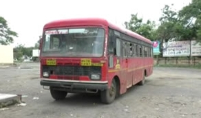 संगमनेर शहर : प्रतिनिधी संगमनेरच्या ग्रामीण भागातील रहिमपूर- -ओझर -जोवेॅ आदी परिसरातील महाविद्यालयीन विद्यार्थ्यांनी एसटी महामंडळाचा महिन्याचा प्रवासाचा पास काढून देखील संगमनेर आगाराकडून सुरू असणारी संगमनेर -रहिमपूर -ओझर ही एसटी बस कधी येते, कधी येत नसल्याने विद्यार्थी वर्गाचे मोठे शैक्षणिक नुकसान होत आहे. त्यामुळे विद्यार्थी आणि पालक वर्गातून संताप व्यक्त केला जात आहे. कोरोनाच्या अगोदर संगमनेर आगारातून संगमनेर,जोर्वे, रहिमपूर, ओझर, उंबरी बाळापुर, आश्वी बुद्रुक आणि अगदी लोणी पर्यंत बस सेवा सुरू होती. त्यामुळे आश्वी, उंबरी बाळापुर, ओझर, रहिमपूर, जोवेॅ, वाकण वस्ती, निंबाळे आदी परिसरातील विद्यार्थ्यांची संगमनेर येथे महाविद्यालयीन शिक्षण घेण्यासाठी जाण्या येण्याची कुठलीही अडचण नव्हती, मात्र कोरोनाच्या नंतर या मार्गावरील बस सेवा पूर्णपणे विस्कळीत झाली आहे. त्याचा विपरीत परिणाम विद्यार्थ्यांच्या महाविद्यालयीन शिक्षणावर झाला असून विद्यार्थ्यांना संगमनेरला शिक्षणासाठी जाण्या येण्यासाठी दुसरे साधन नसल्याने त्यांचे महाविद्यालयीन शिक्षण जवळजवळ बंद होण्याच्या मार्गावर आले आहे. यापैकी विद्यार्थी कसेही संगमनेरला पोहोचतात मात्र विद्यार्थिनींची मोठी अडचण या निमित्ताने सुरू झाली आहे. विशेष म्हणजे संगमनेर आगाराने या मार्गावर असणाऱ्या विद्यार्थ्यांना महिन्याचा प्रवासाचा एसटीचा पास दिलेला आहे. त्यामुळे विद्यार्थ्यांचे आर्थिक नुकसानही सुरू आहे. तसेच महाविद्यालयीन शिक्षण घेणाऱ्या विद्यार्थिनींना सकाळी सात वाजता महाविद्यालयात प्रॅक्टिकल असते, असे असतानाही सकाळची सहाची एसटी बस कधी येते, कधी येत नसल्याने विद्यार्थिनींची प्रॅक्टिकलला दांडी बसत आहे. याचा परिणाम विद्यार्थिनींच्या शालेय जीवनावर झाला असून या मार्गावर पूर्वी धावणाऱ्या सगळ्याच एसटी बस तात्काळ सुरू कराव्यात अन्यथा संगमनेर आगारात आंदोलन केले जाईल असा इशारा विद्यार्थी संघटनेने दिला आहे.