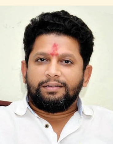 मुंबई : झुंजार न्यूज काँग्रेसमध्ये लवकरच मोठा राजकीय भूकंप होणार असल्याचे मोठे वक्तव्य सुजय विखे पाटील यांनी केले आहे. राज्यातील सत्तांतर नाट्यानंतर अनेक नेते ठाकरे गटाला सोडून शिंदे गटात प्रवेश करत आहेत. आता काँग्रेसमध्ये देखील मोठा भूकंप होणार असल्याचे भाकीत भाजपचे खासदार सुजय विखे पाटील यांनी केले आहे. सुजय विखे पाटील यांनी केलेल्या वक्तव्यांमुळे राजकीय गोटात खळबळ उडाली आहे. कोणते आमदार बाहेर पडणार? ते कोणत्या पक्षात जाणार याविषयी सुजय विखे पाटील यांनी काहीही न सांगता सस्पेन्स कायम ठेवला आहे. त्यामुळे ते नेते नेमके कोण असा सवाल उपस्थित होत आहे.सुजय विखे पाटील म्हणाले, काँग्रेसचे ठराविक लोकच मलाई खात होते. महाविकास आघाडीतून बाहेर पडण्याचे एकनाथ शिंदे हे निमित्तमात्र ठरले. मात्र शिवसेनेच्या आमदारांमध्ये जशी अस्वस्थता होती. तशीच अस्वस्थता आता काँग्रेसच्या आमदारांमध्ये आहे. इतर पक्षच नव्हे तर त्यांच्या पक्षातील मंत्री देखील त्यांचे काम करत नव्हते. त्यामुळे भविष्यकाळात काँग्रेसमध्ये मोठा राजकीय भूकंप होईल. राज्यातील जनताही हे पाहील. ही तर सुरुवात असेल, असेही सुजय विखे पाटील म्हणाले. सुजय विखे पाटील म्हणाले, प्रत्येकजण आपली खुर्ची सांभाळण्यात व्यस्त आहे. हेच काँग्रेसचे दुर्देव आहे. काँग्रेसमधील ज्येष्ठ नेत्यांनी सत्ता भोगून पक्षाला काहीच योगदान दिले नाही. नव्या पिढीला वारंवार नाकारून त्यांना लांब केले. त्यामुळे अनेक युवक बाहेर पडले. त्यामुळे काँग्रेसमध्ये एकच शेवटचा तरुण राहणार आहे. ते म्हणजे राहुल गांधी असेल .