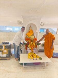 आर. जे. गायकवाड यांच्या स्मृतीदिनानिमित्त चैत्यभूमीवर चिवरदान व फळवाटप