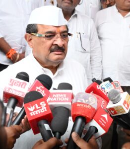 गणरायाच्या चरणी बळीराजावरील संकट दूर करण्याची विखे पाटलांनी केली प्रार्थना; जरांगे पाटलांना आंदोलन मागे घेण्याची केली विनंती