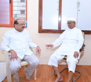 जेष्ठ समाजसेवक अण्णा हजारे यांची जलसंपदा मंत्री ना.राधाकृष्ण विखे यांनी भेट
